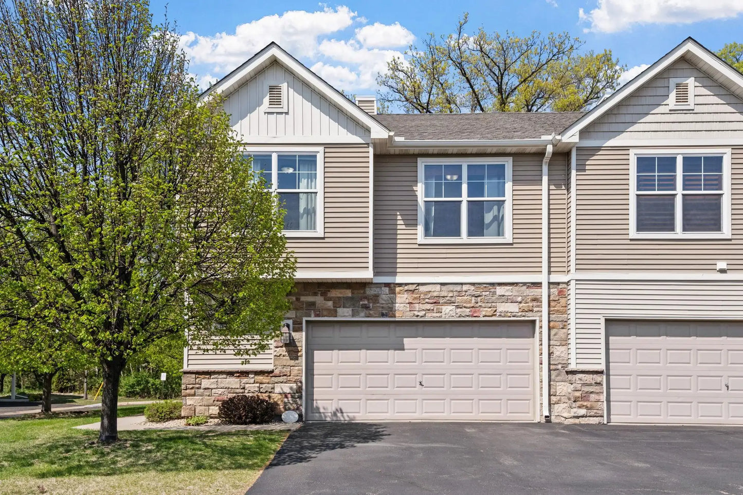 450 Stonewood Lane, Burnsville, MN 55306