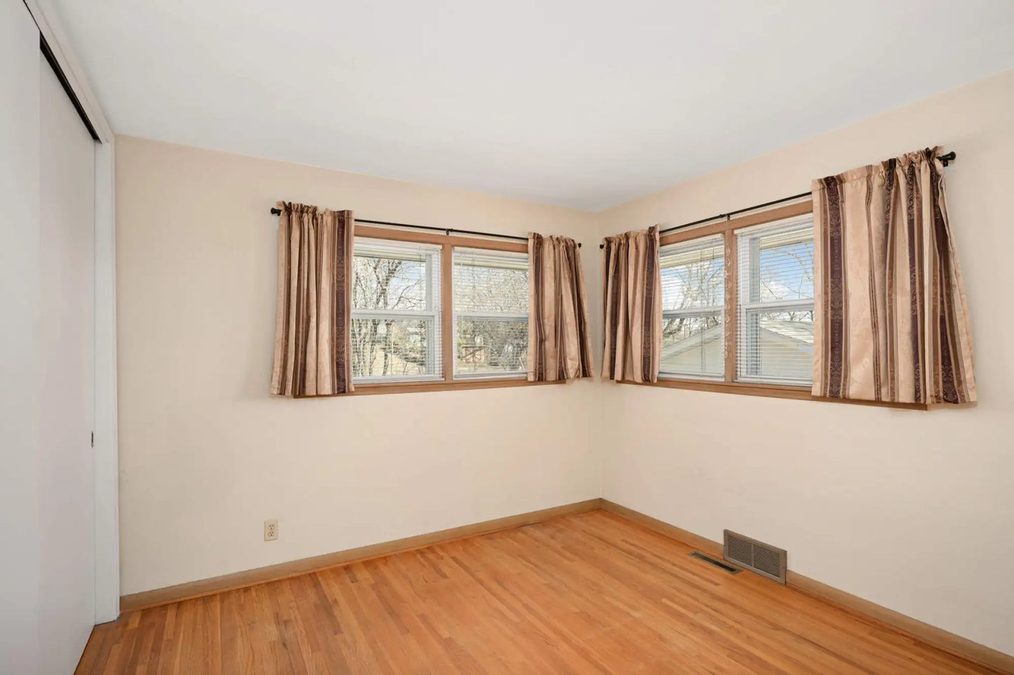 576 Lexington Parkway , Saint Paul, MN 55116