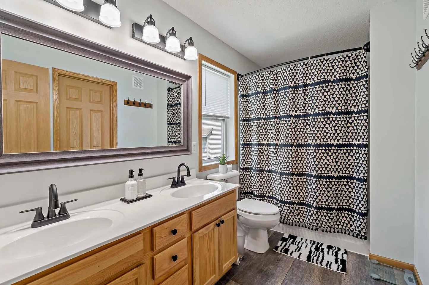 810 Newberry Lane, Chaska, MN 55318