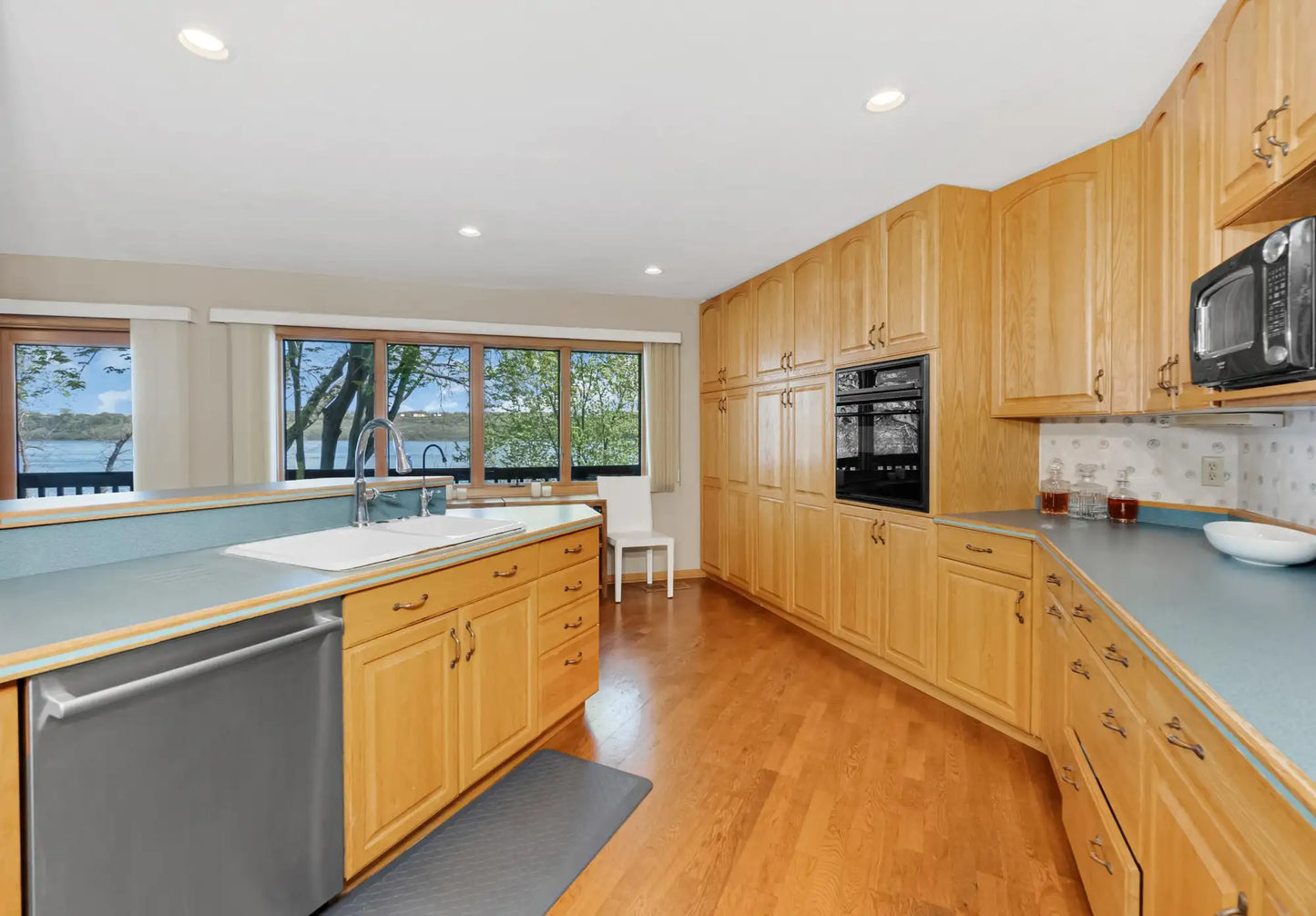 2179 River Road, Saint Mary's Point, MN 55043