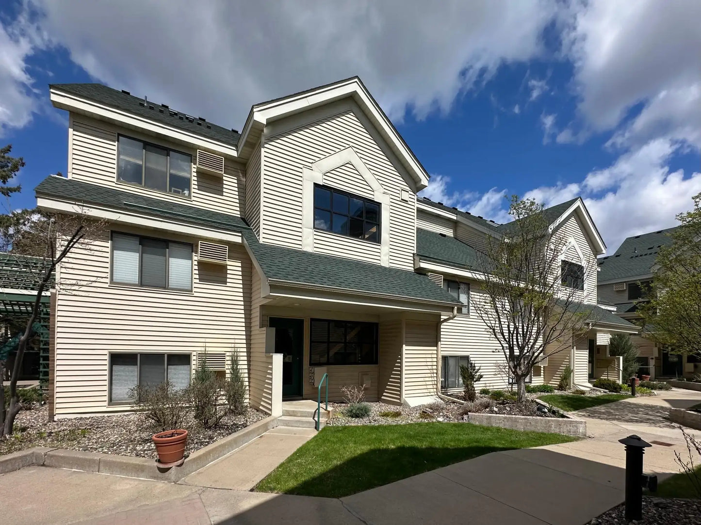 7631 Edinborough Way, Edina, MN 55435