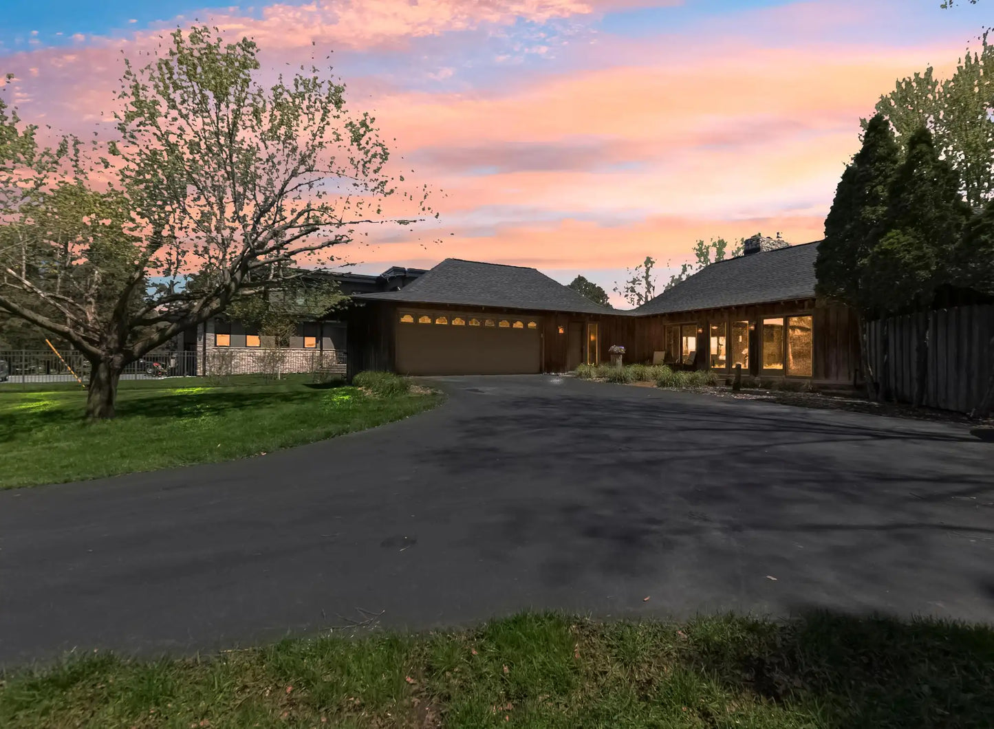 2179 River Road, Saint Mary's Point, MN 55043
