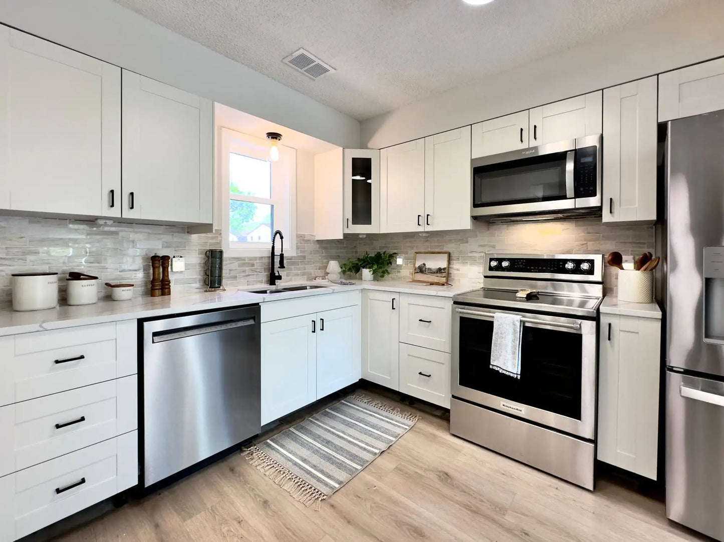 192 Transit Avenue, Roseville, MN 55113