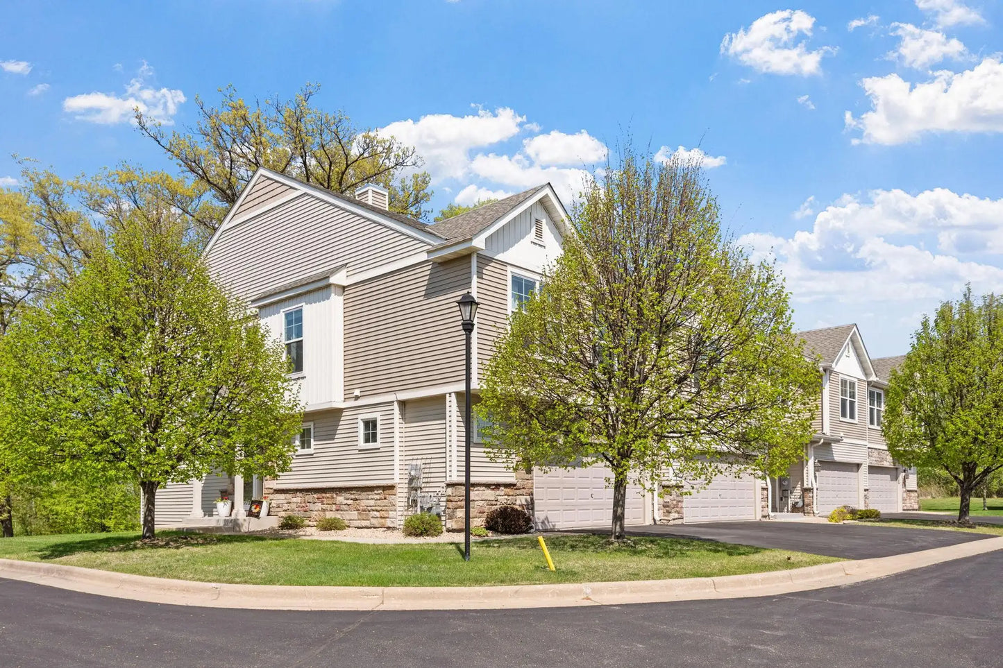450 Stonewood Lane, Burnsville, MN 55306