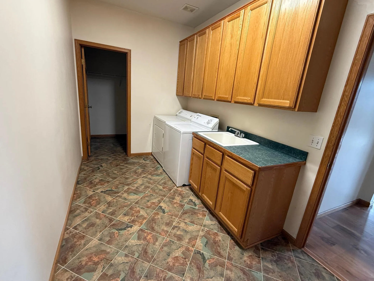 937 Briar Glen Lane, Woodbury, MN 55129