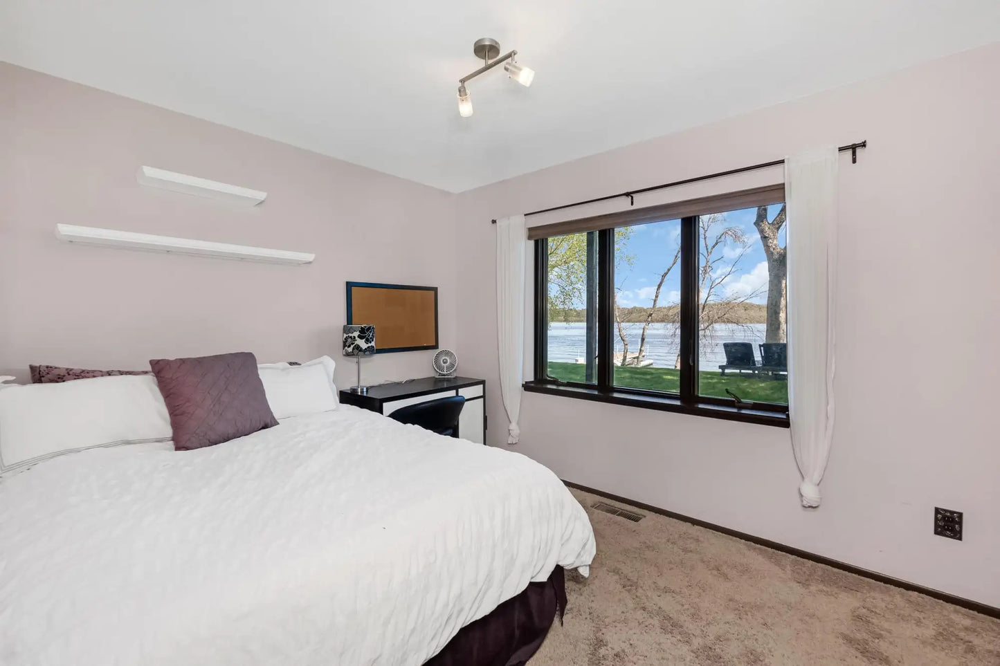 2179 River Road, Saint Mary's Point, MN 55043