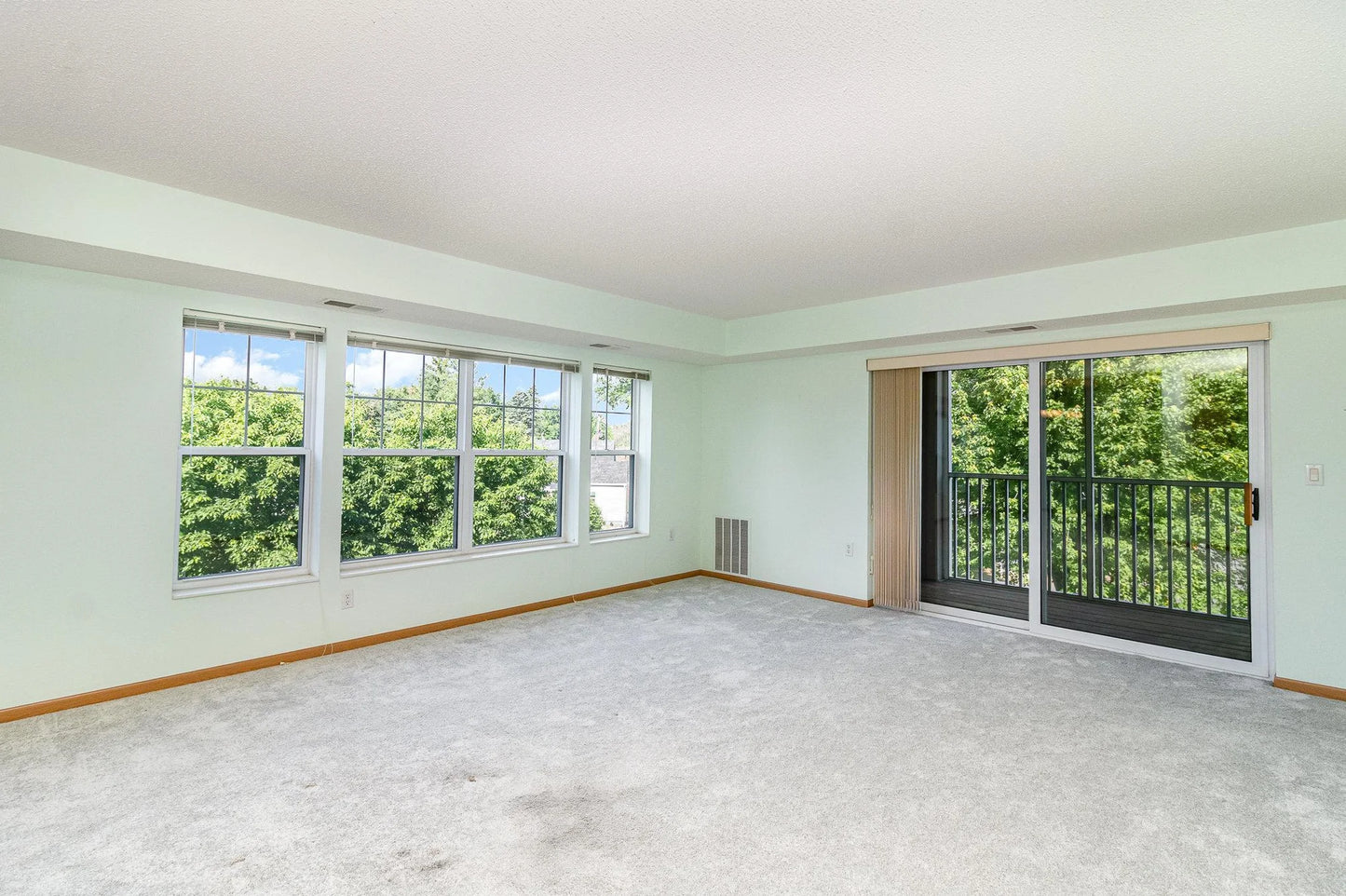 935 Ferndale Street, Maplewood, MN 55119