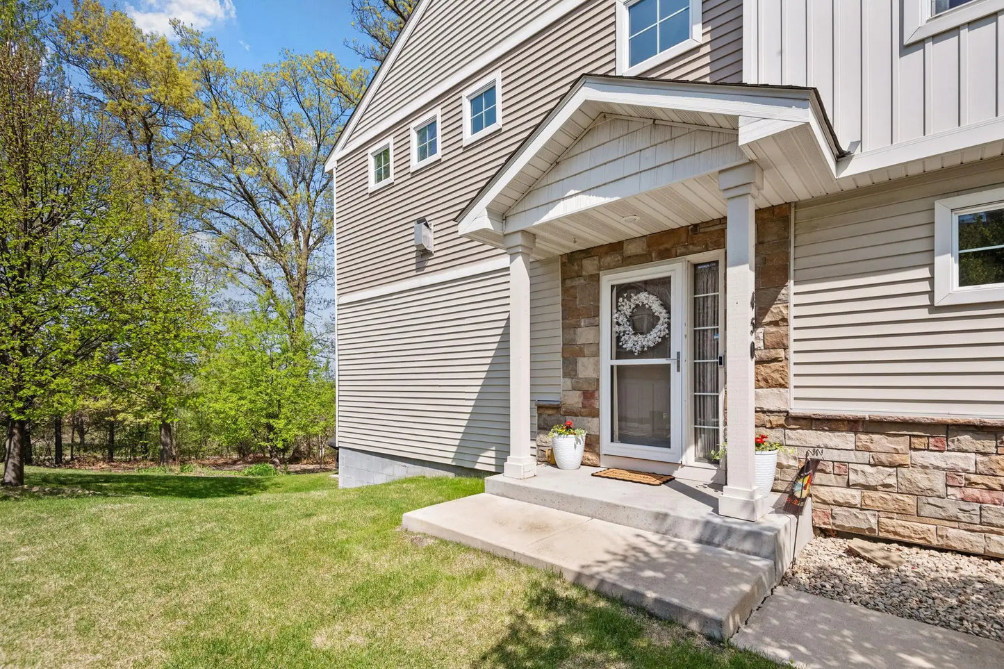 450 Stonewood Lane, Burnsville, MN 55306