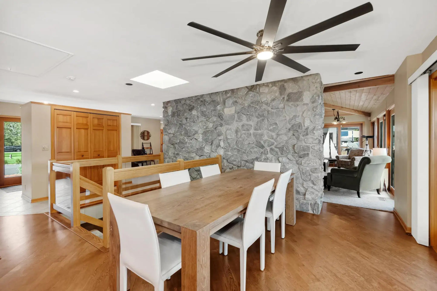 2179 River Road, Saint Mary's Point, MN 55043