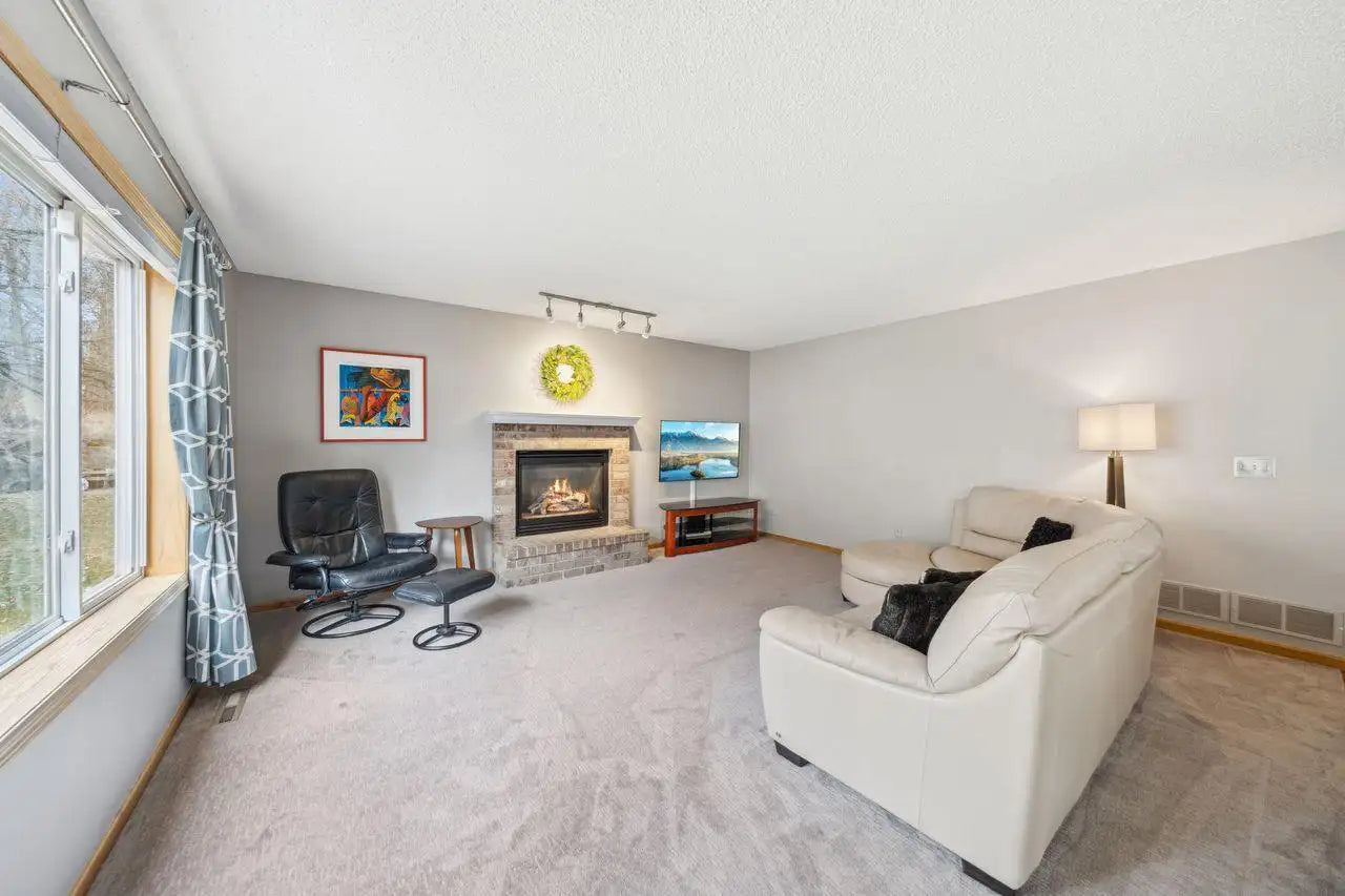 688 Falcon Ridge Road, Woodbury, MN 55125