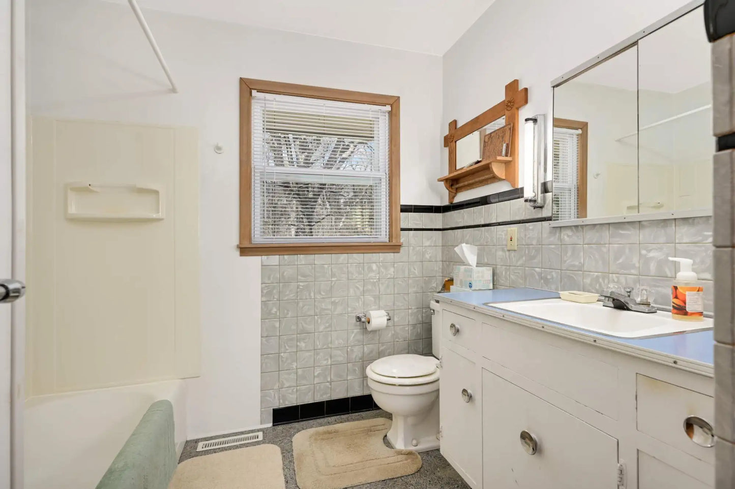 576 Lexington Parkway , Saint Paul, MN 55116