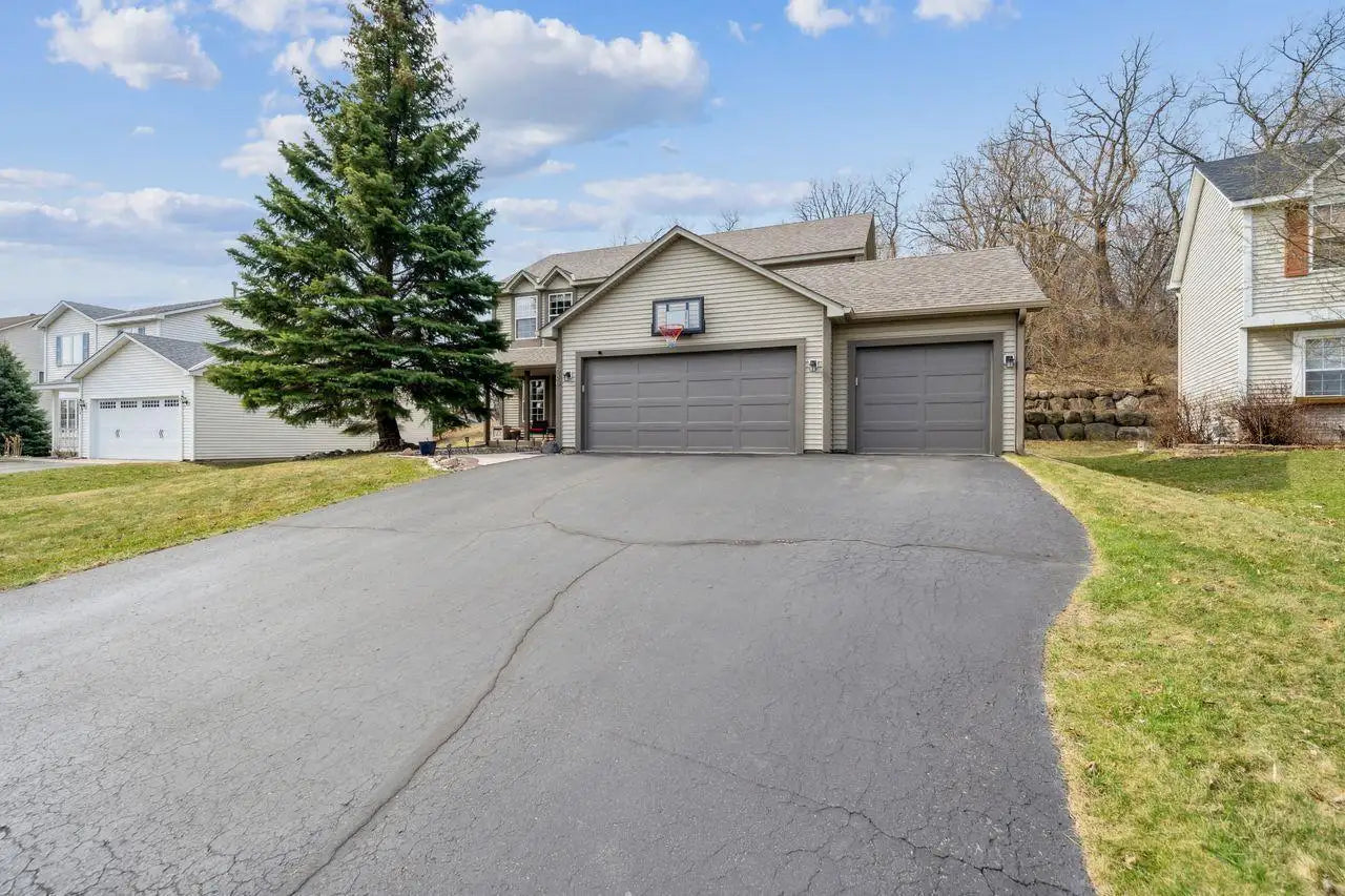 688 Falcon Ridge Road, Woodbury, MN 55125