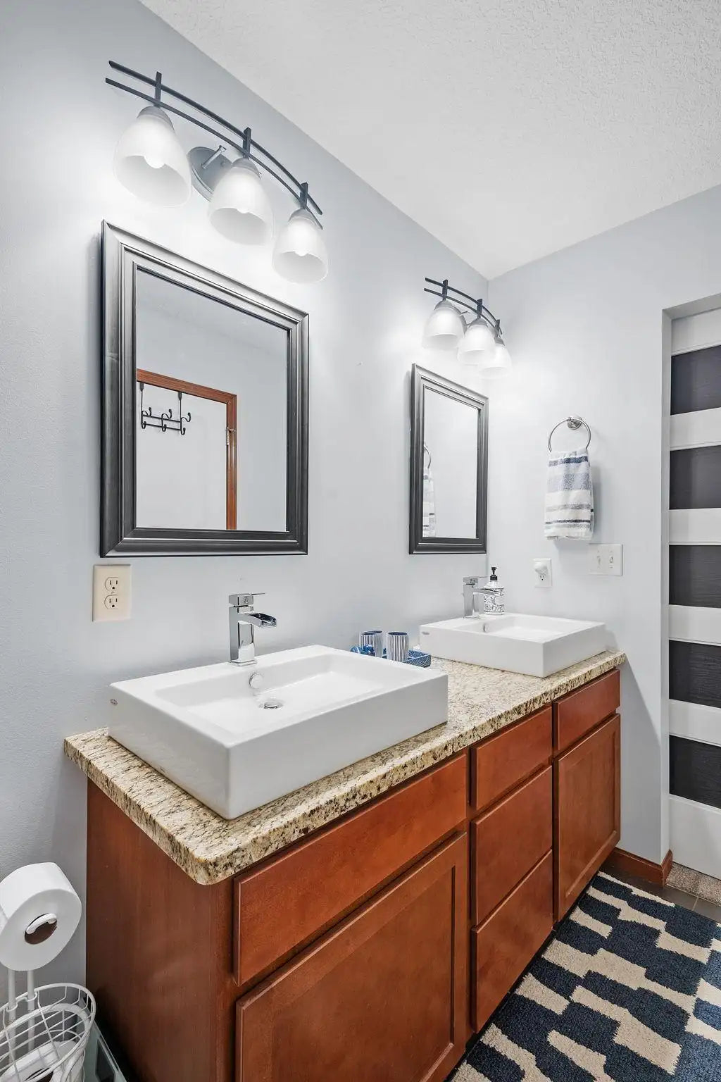450 Stonewood Lane, Burnsville, MN 55306