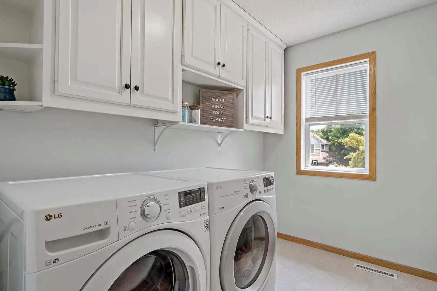 810 Newberry Lane, Chaska, MN 55318