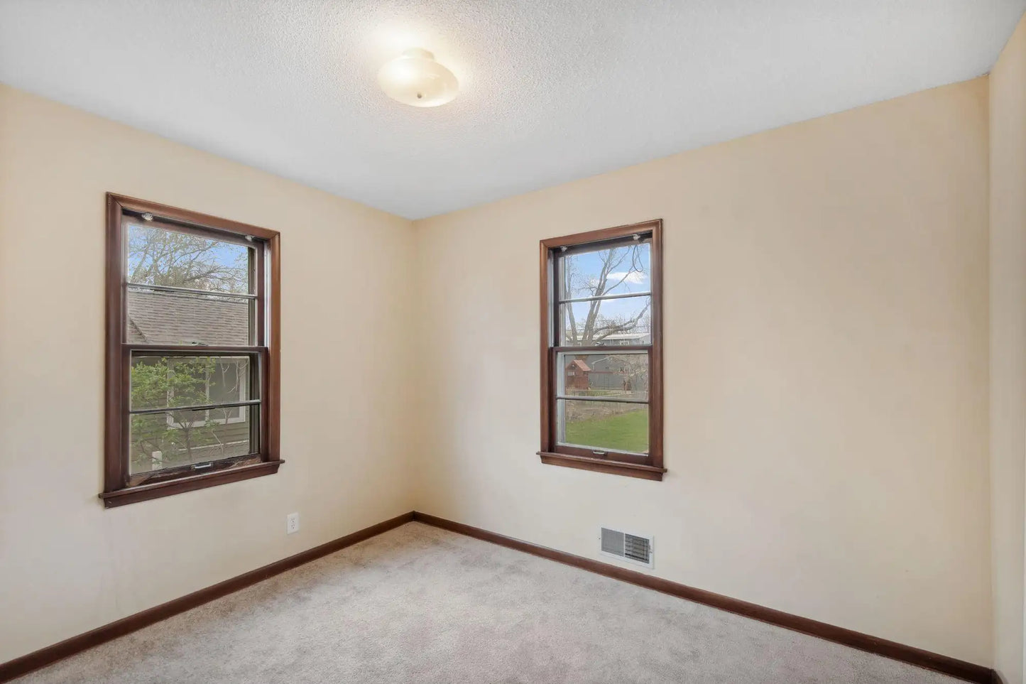 130 Skillman Avenue, Maplewood, MN 55117