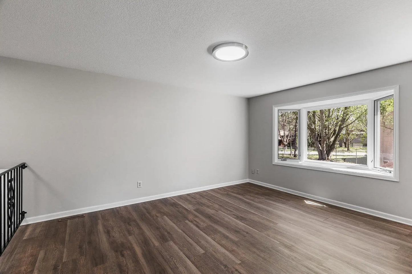 255 Hallam Curve, Mahtomedi, MN 55115