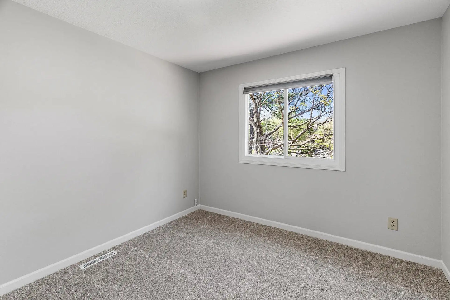 255 Hallam Curve, Mahtomedi, MN 55115