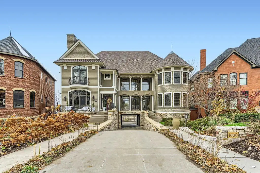 1600 Kenwood Parkway, Minneapolis, MN 55405