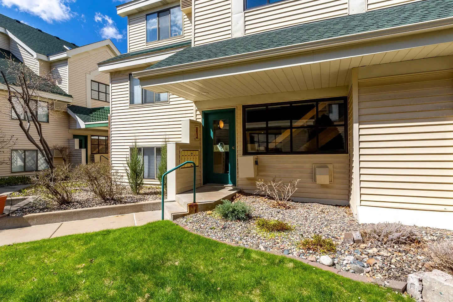 7631 Edinborough Way, Edina, MN 55435