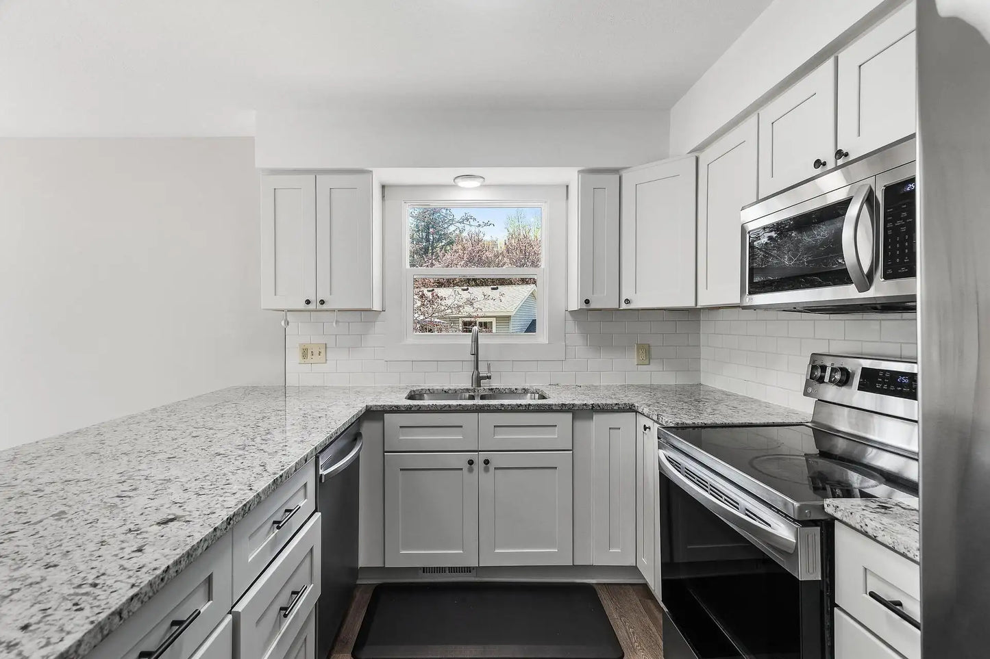 255 Hallam Curve, Mahtomedi, MN 55115