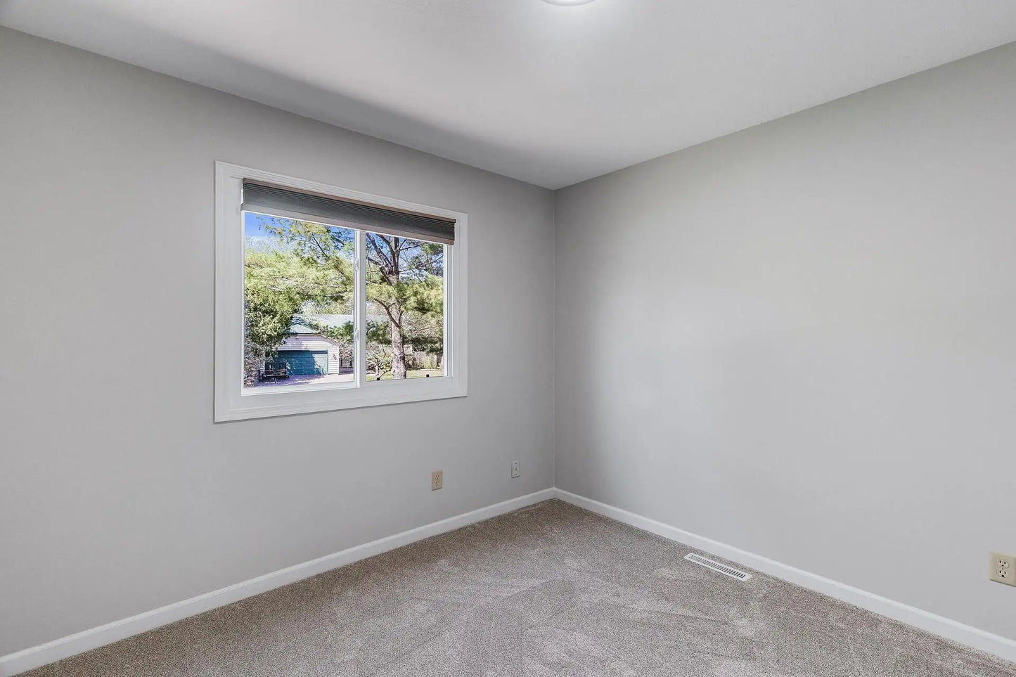 255 Hallam Curve, Mahtomedi, MN 55115