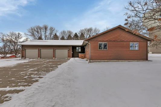 6 6th St NE , Melrose, MN 56352