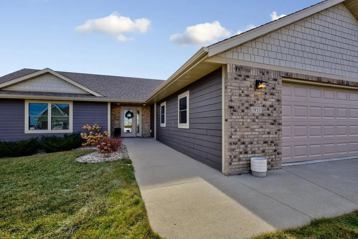 1933 Lexington Lane, North Mankato, MN 56003