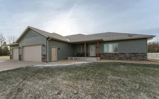 2155 Maple Leaf Lane, Owatonna, MN 55060