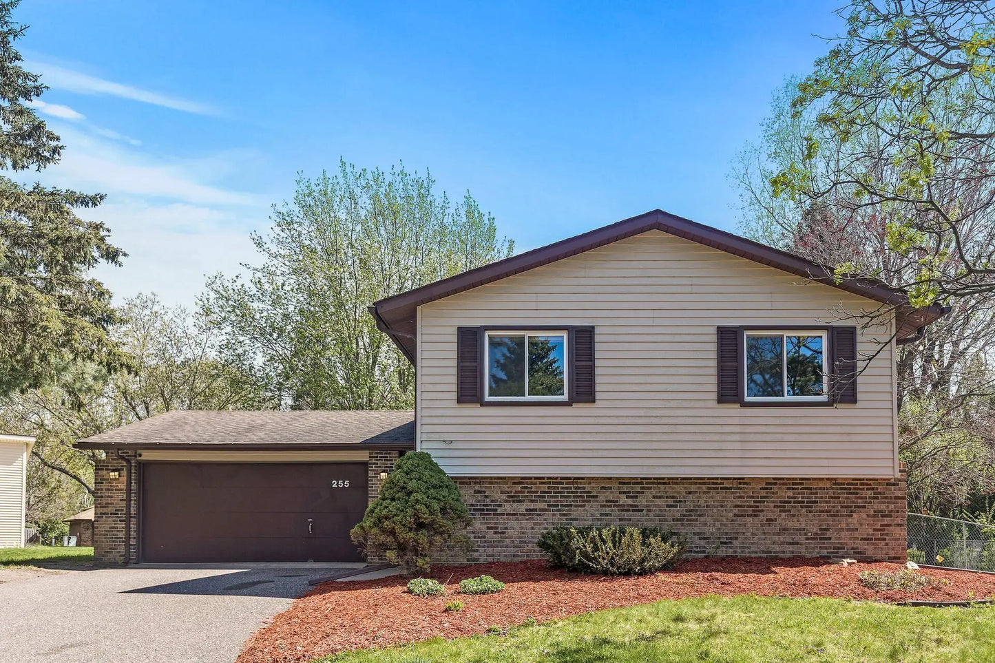 255 Hallam Curve, Mahtomedi, MN 55115