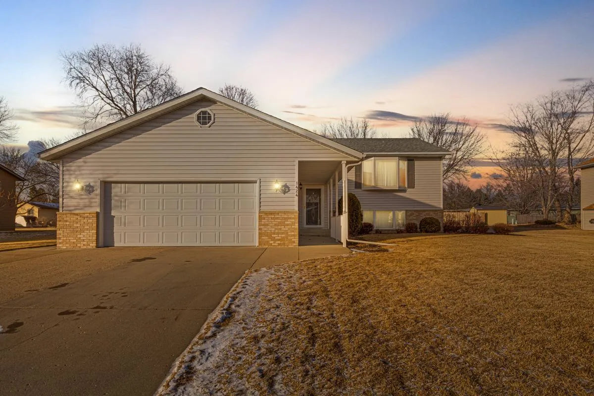 1424 Trailwood Lane, Faribault, MN 55021