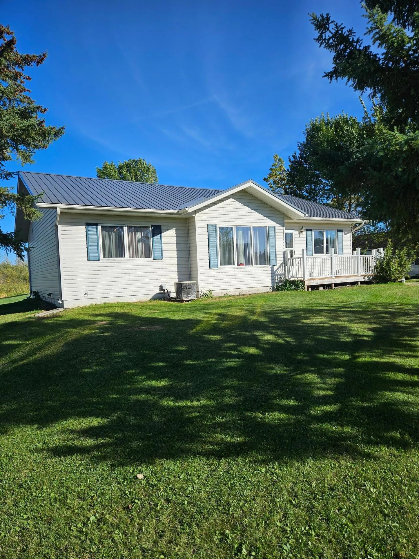 130 Lakeview Drive, Warroad, MN 56763