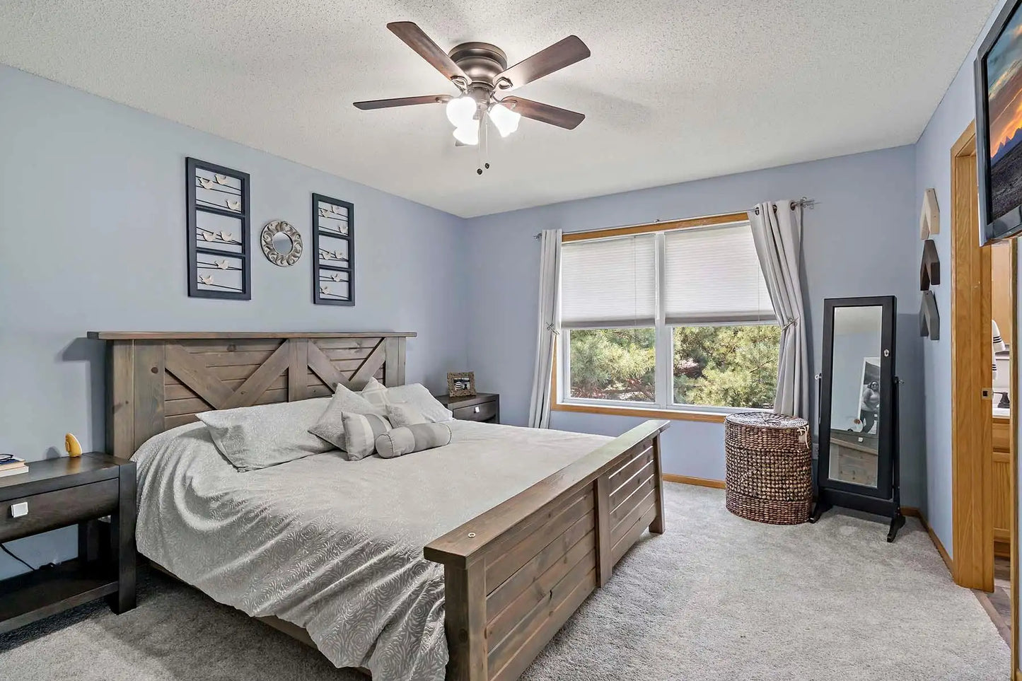 810 Newberry Lane, Chaska, MN 55318