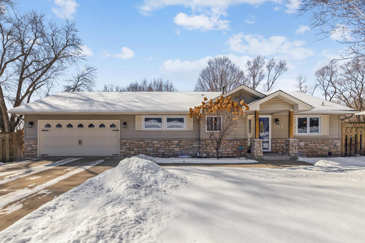 2414 Cedarwood Ridge, Minnetonka, MN 55305