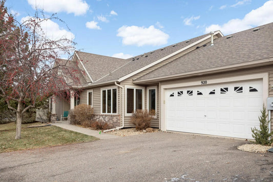 920 Stratford Lane, Burnsville, MN 55337