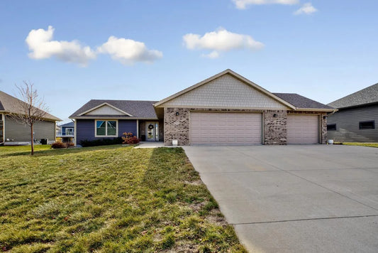 1933 Lexington Lane, North Mankato, MN 56003