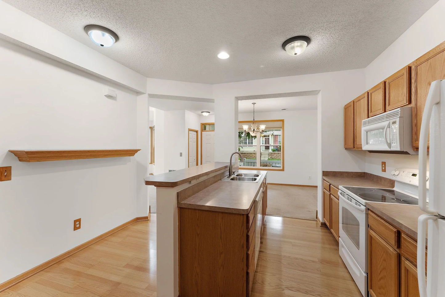 2170 Shamrock Place, Chaska, MN 55318