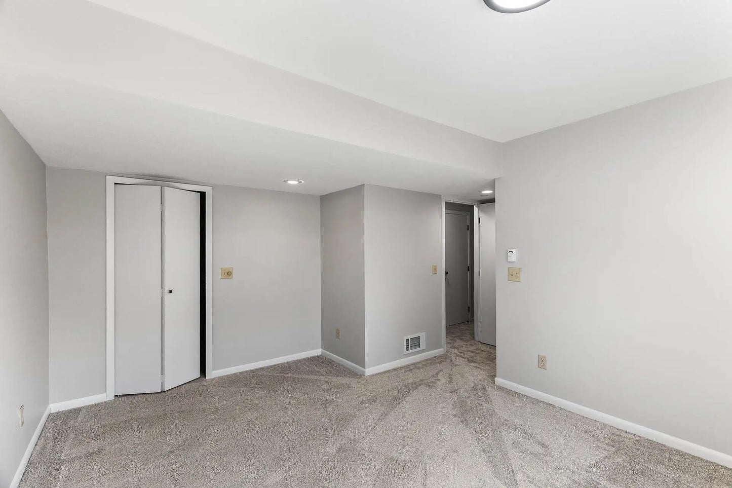 255 Hallam Curve, Mahtomedi, MN 55115