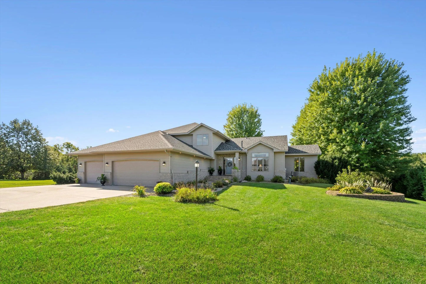 926 Carriage Circle, Shakopee, MN 55379