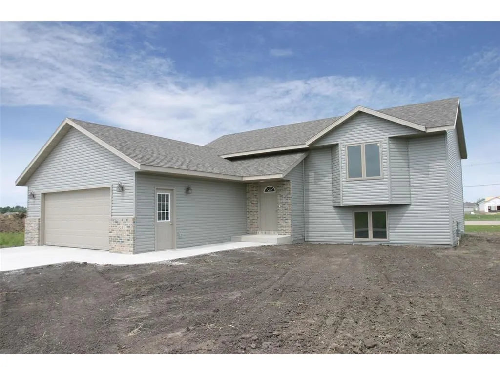 2120 Paradise Road, Albert Lea, MN 56007