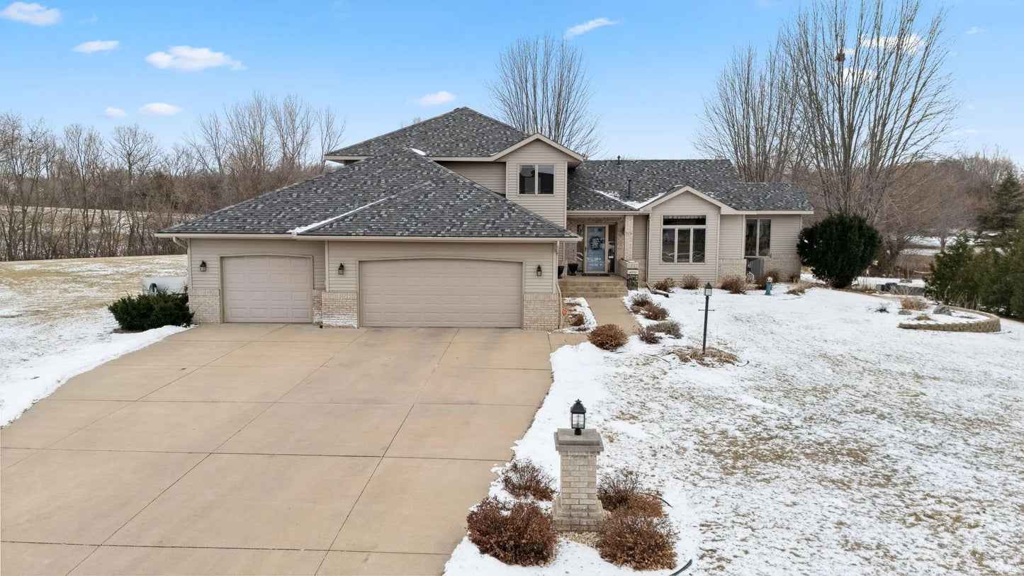 926 Carriage Circle, Shakopee, MN 55379