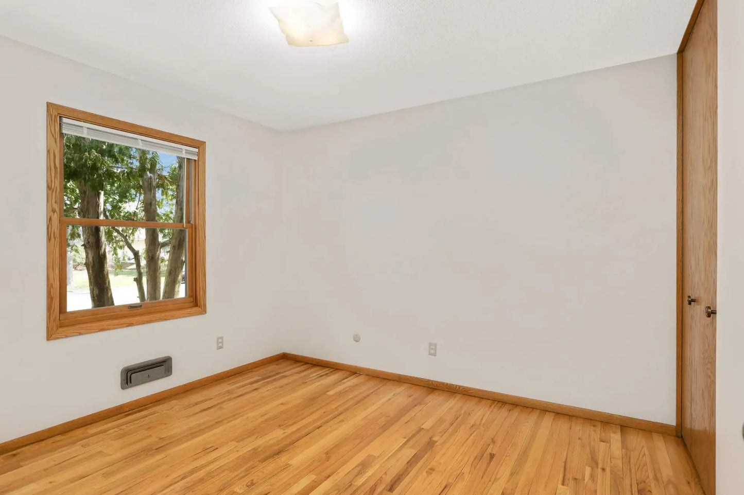 8100 Ivywood Avenue, Cottage Grove, MN 55016