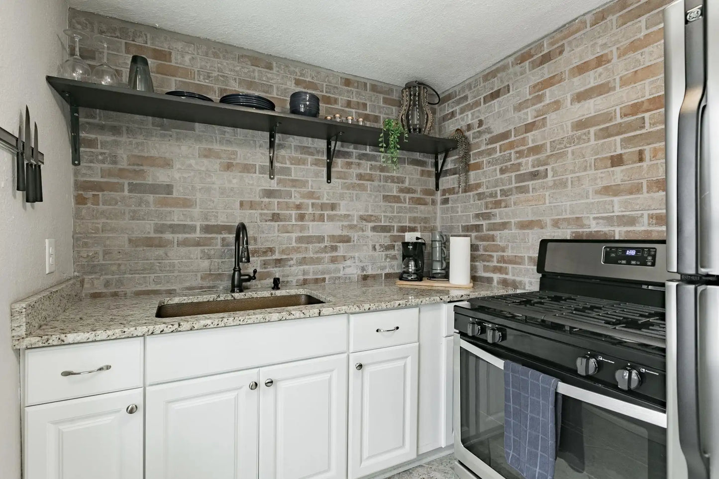 1541 Charles Avenue, Saint Paul, MN 55104