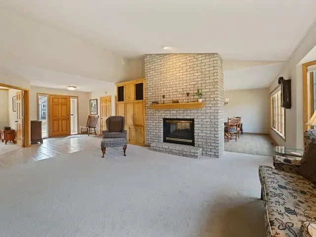 9308 Duckwood Trail, Woodbury, MN 55125