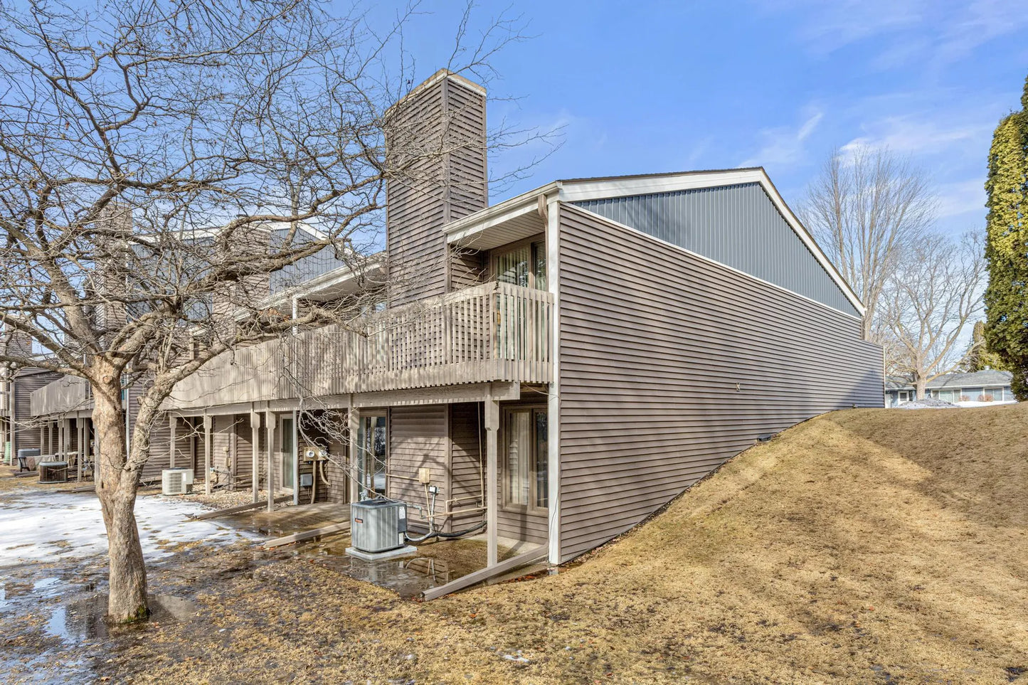 570 Woodhill Drive, Roseville, MN 55113