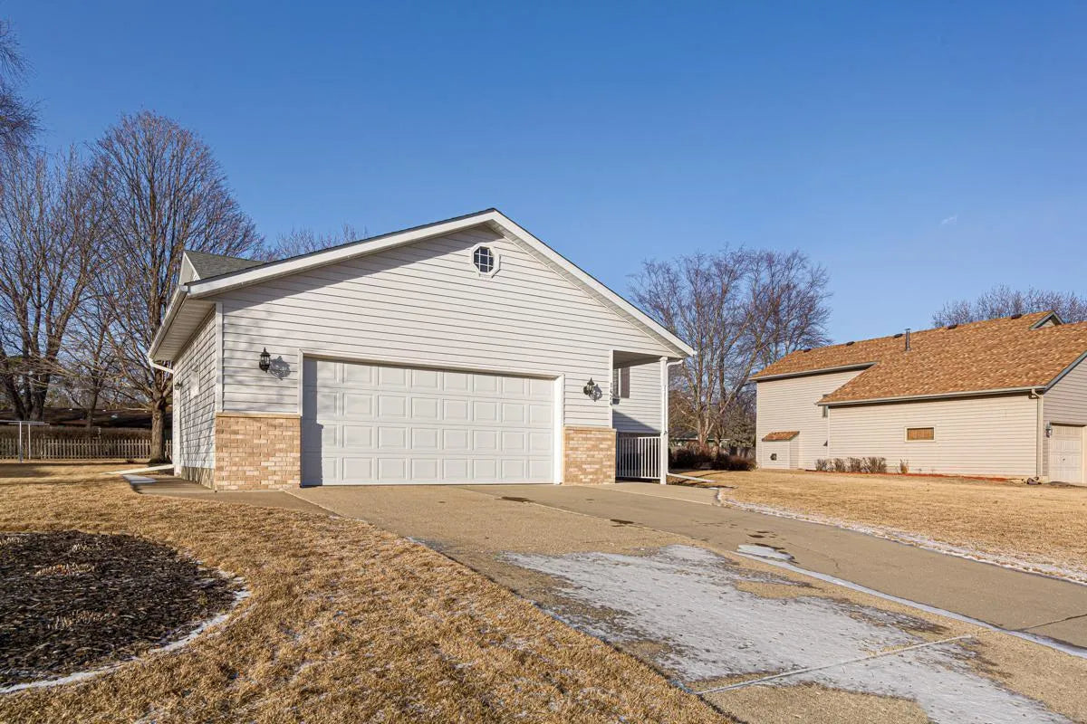 1424 Trailwood Lane, Faribault, MN 55021