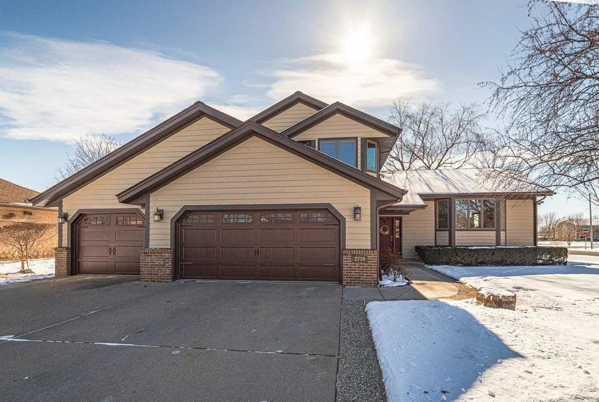 2710 Jade Circle, Shakopee, MN 55379