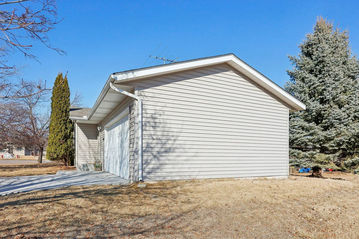 9090 Tanager Circle, Monticello, MN 55362