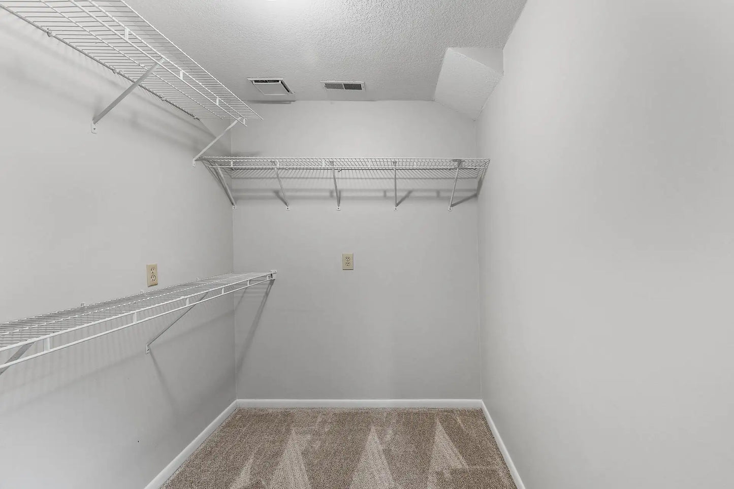 255 Hallam Curve, Mahtomedi, MN 55115