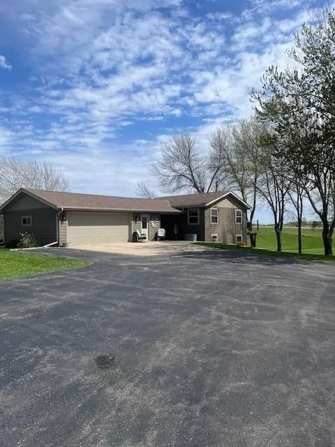 90760 US Highway 71 , Windom, MN 56101