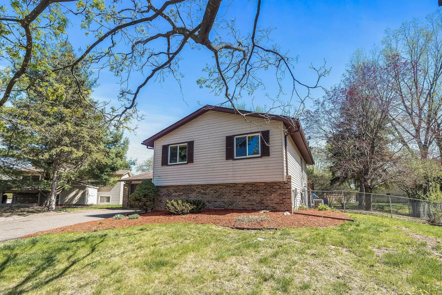 255 Hallam Curve, Mahtomedi, MN 55115